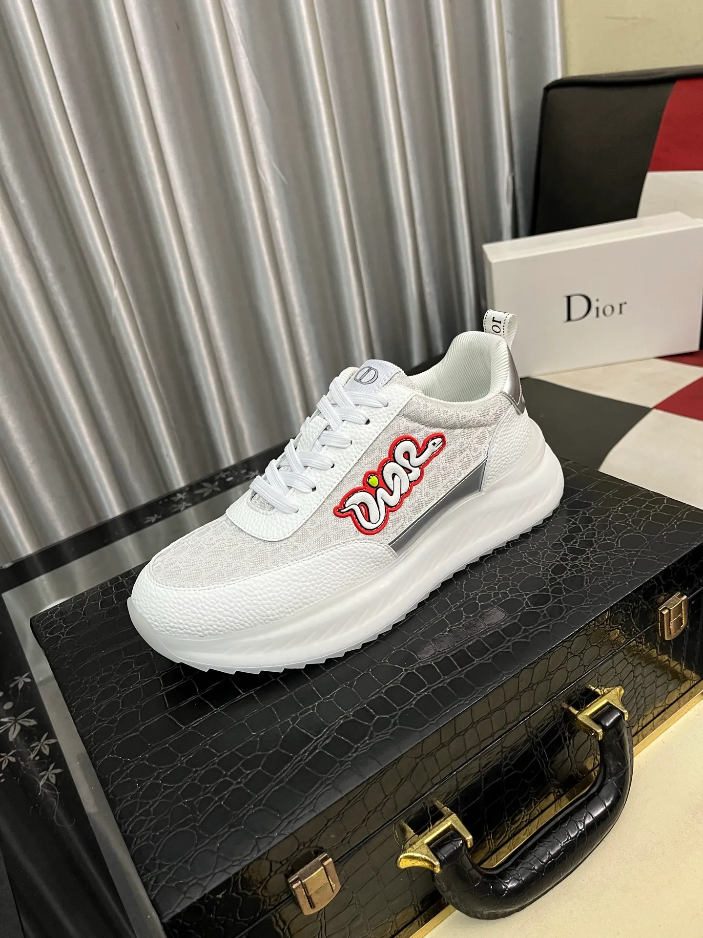 Men's Men's Shoes💰458⌚️⌚️Dior unique modern style sneakers. Counter purchasing 🏃casual leather shoes😍😍 original cowhide leather imported from Italy (refuses to discolor and grind feet) soles: original soles specially provided by the original factory, super cool😍 lace up and walk with wind👍 style design ⚠️ super comfortable and wear-resistant original soles. Just like shooting the real thing 🎬The real thing is better Code number: 38-445⃣️Colors available